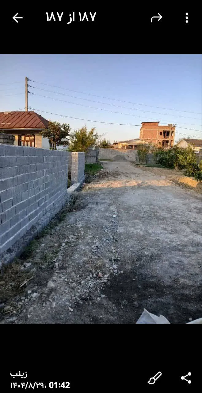 زمین ۳۷۷ متری فروشی در بابل — ورودی و دیوار بلوکی زمین در کوچه
